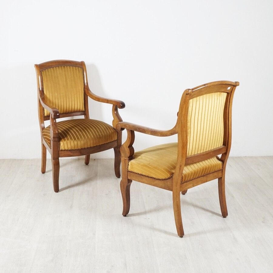 Null 一对修复风格的扶手椅，弯曲的椅背，马刀形的后腿，软垫覆盖着黄橙色的天鹅绒，高90厘米（轻微磨损）。