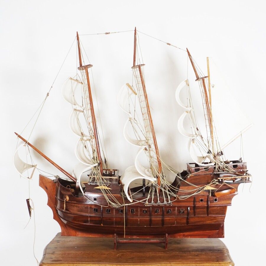 Modello di nave a tre alberi in legno esotico e tessuto, presentato sulla sua cu&hellip;