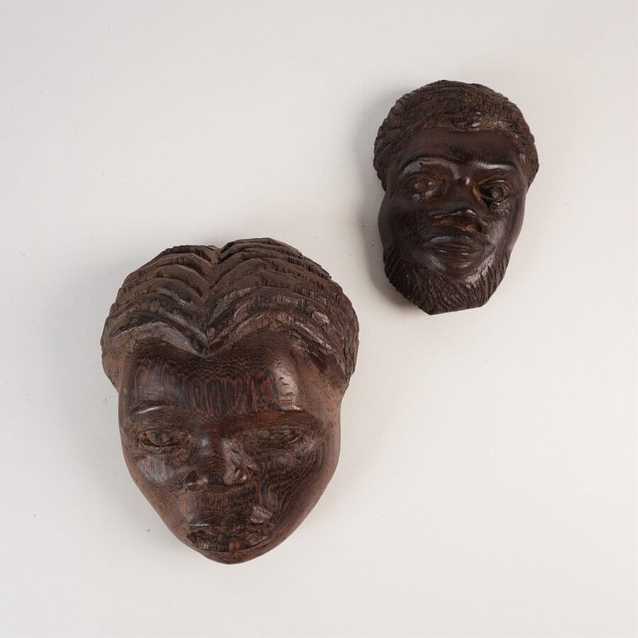 Null ART POPULAIRE : Deux visages en bois sculpté représentant un homme et une f&hellip;