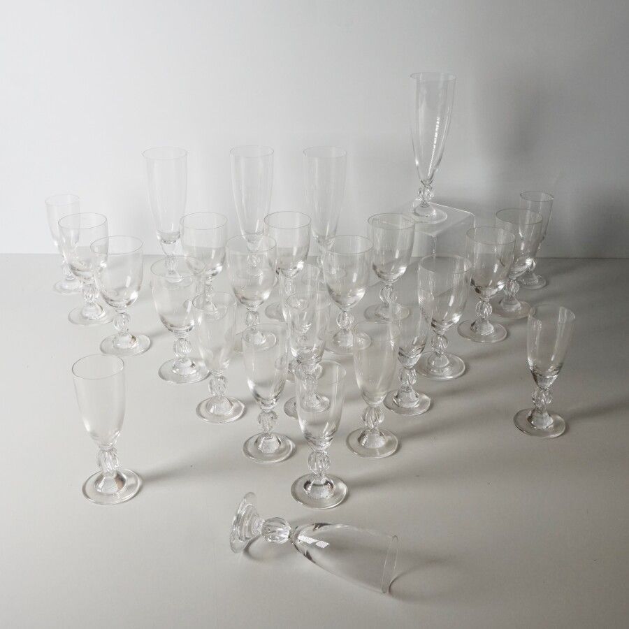Null LALIQUE FRANCE: 水晶服务套装，"Fréjus "模型，包括4个香槟杯，11个葡萄酒杯和12个利口酒杯，每件都有标记，高18.3厘米。