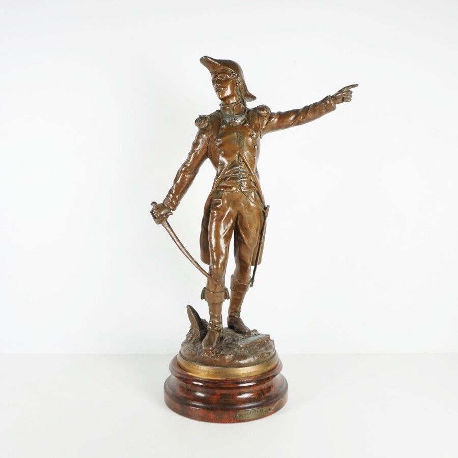 D'après Charles ANFRIE (1833-1905), "La Victoire", sculpture en régule à patine &hellip;