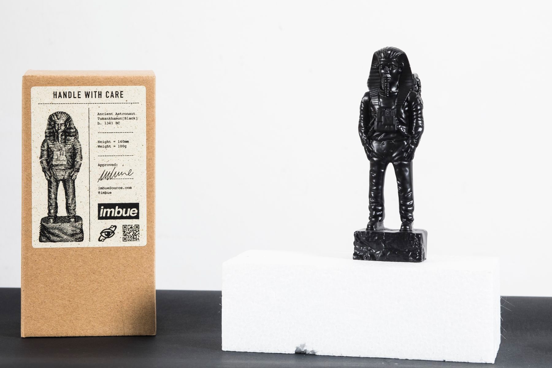 Null IMBUE

古代宇航员图坦卡蒙（黑色），2020年

雕塑与它的盒子一起，在板上签名

高14厘米