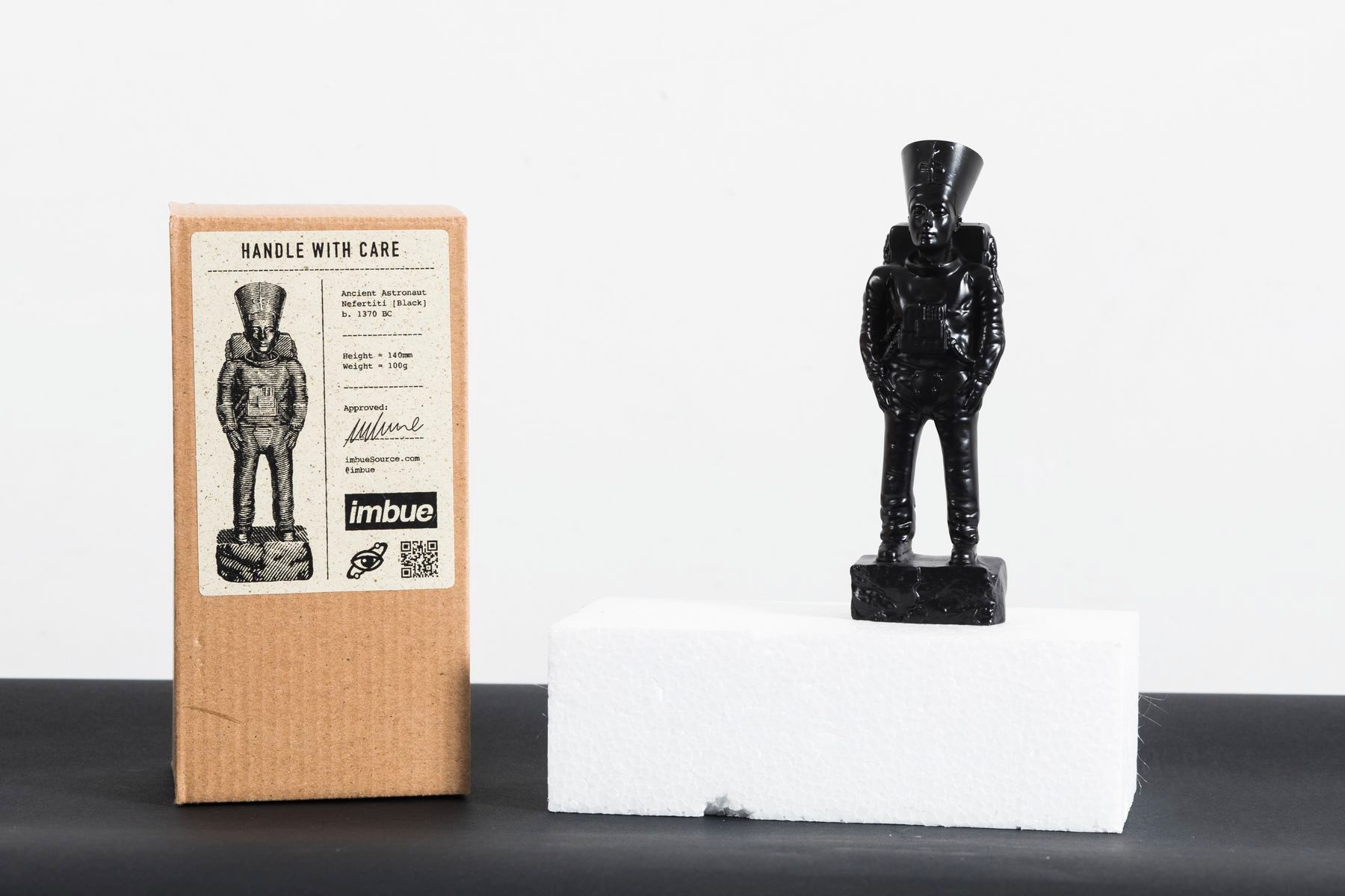 Null IMBUE 

古代宇航员Nefertiti（黑色），2020年

雕塑与它的盒子一起，在板上签名

高14厘米