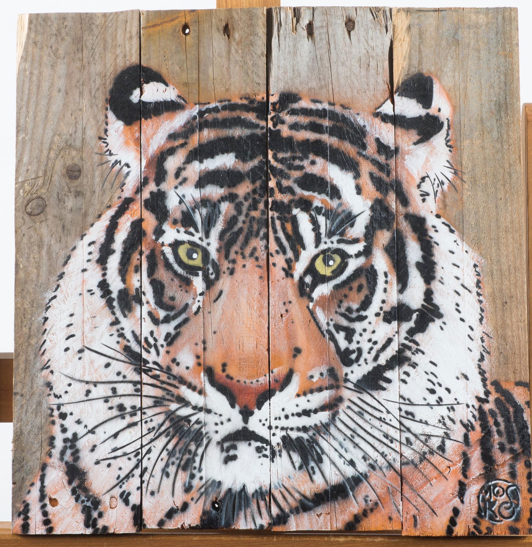 Null MOSKO 

Tiger in front, 2020

Acrylic and spray on fence, stamped lower rig&hellip;