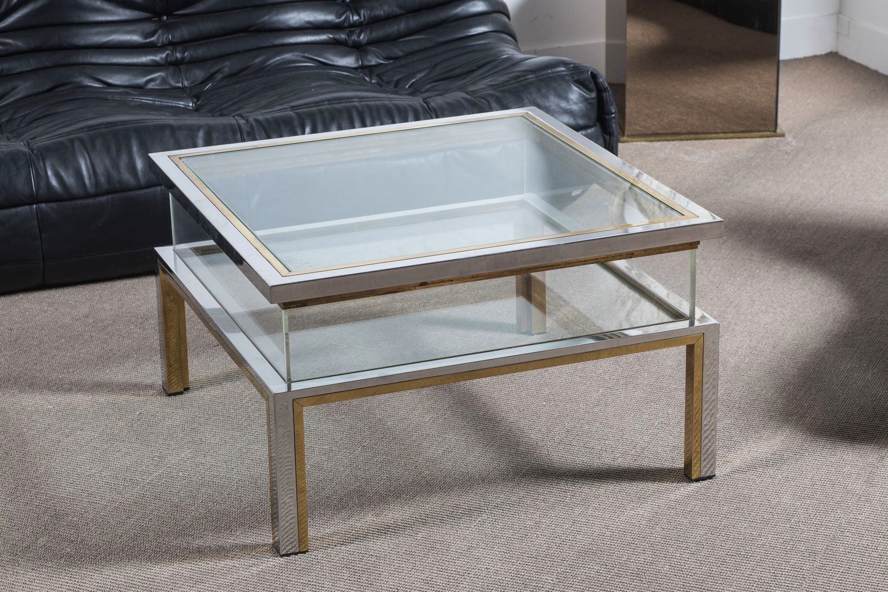 Null Guy LEFEVRE for JANSEN 约1970年。

咖啡桌，结构为镀镍钢的滑动展示柜，玻璃桌面。

108x108厘米；高42.5厘米。