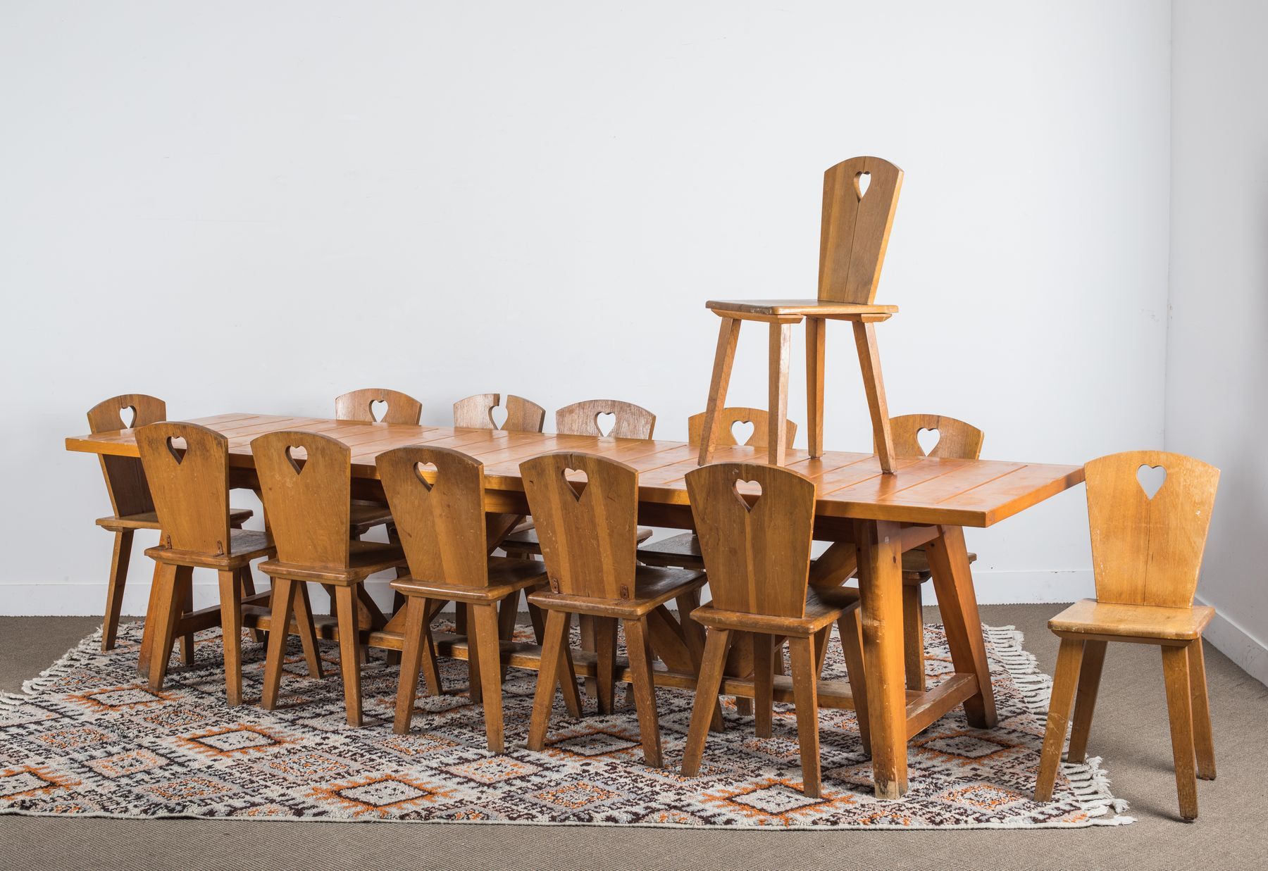 Null Circa 1960 

13 solid wood chairs with heart motif cut in the back. Damage &hellip;