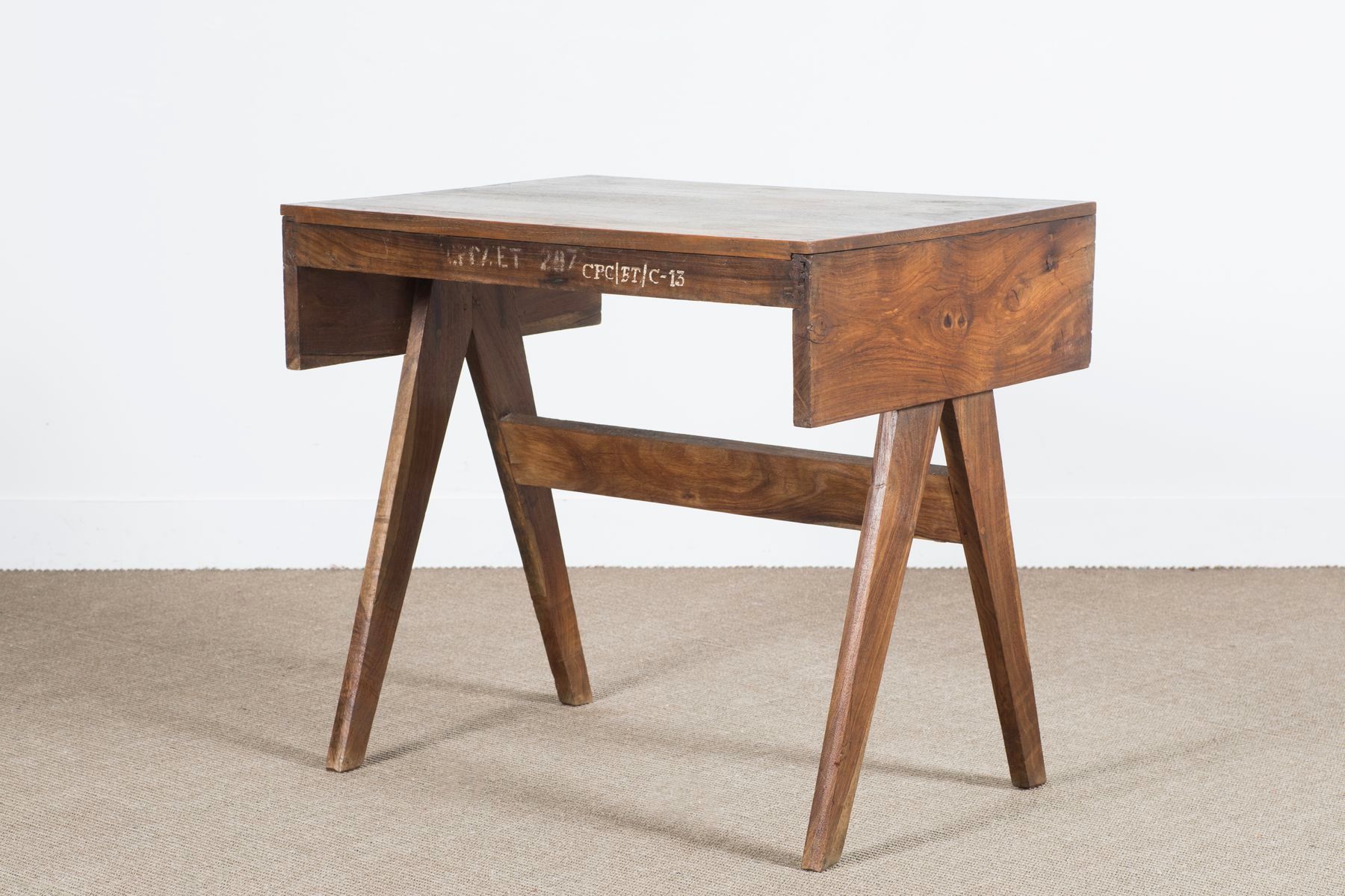 Null Pierre JEANNERET 

Solid teak desk. Circa 1960. Rectangular top with droopi&hellip;