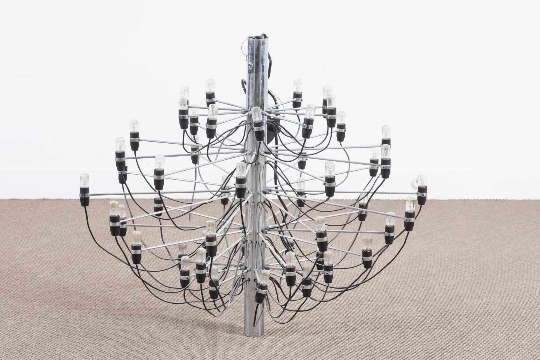 Null Gino SARFATTI 

Hanging lamp model 2097 with 30 arms of lights. Important c&hellip;