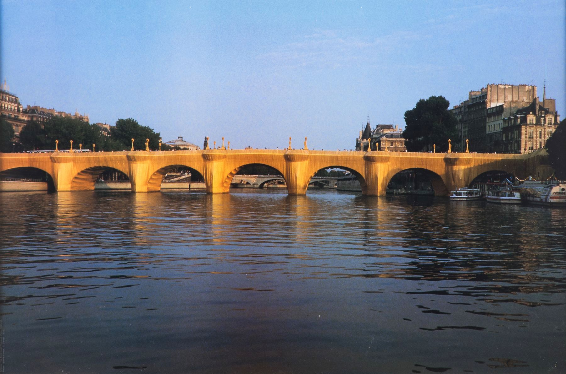 Null CHRISTO 

 Die Pont-Neuf-Verpackung - Paris, 1975-85. 

Foto: Jeanne Claude&hellip;