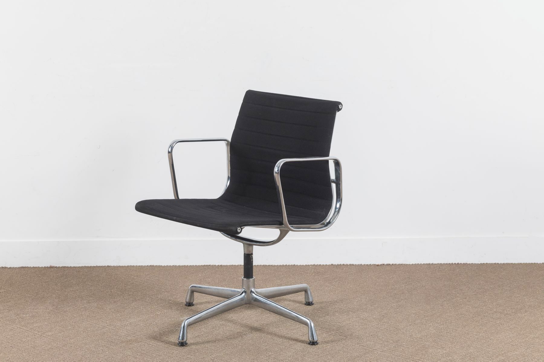 Null Charles and Ray EAMES 

Group alu, 1958. 

Armchair with swivel armrest, ch&hellip;