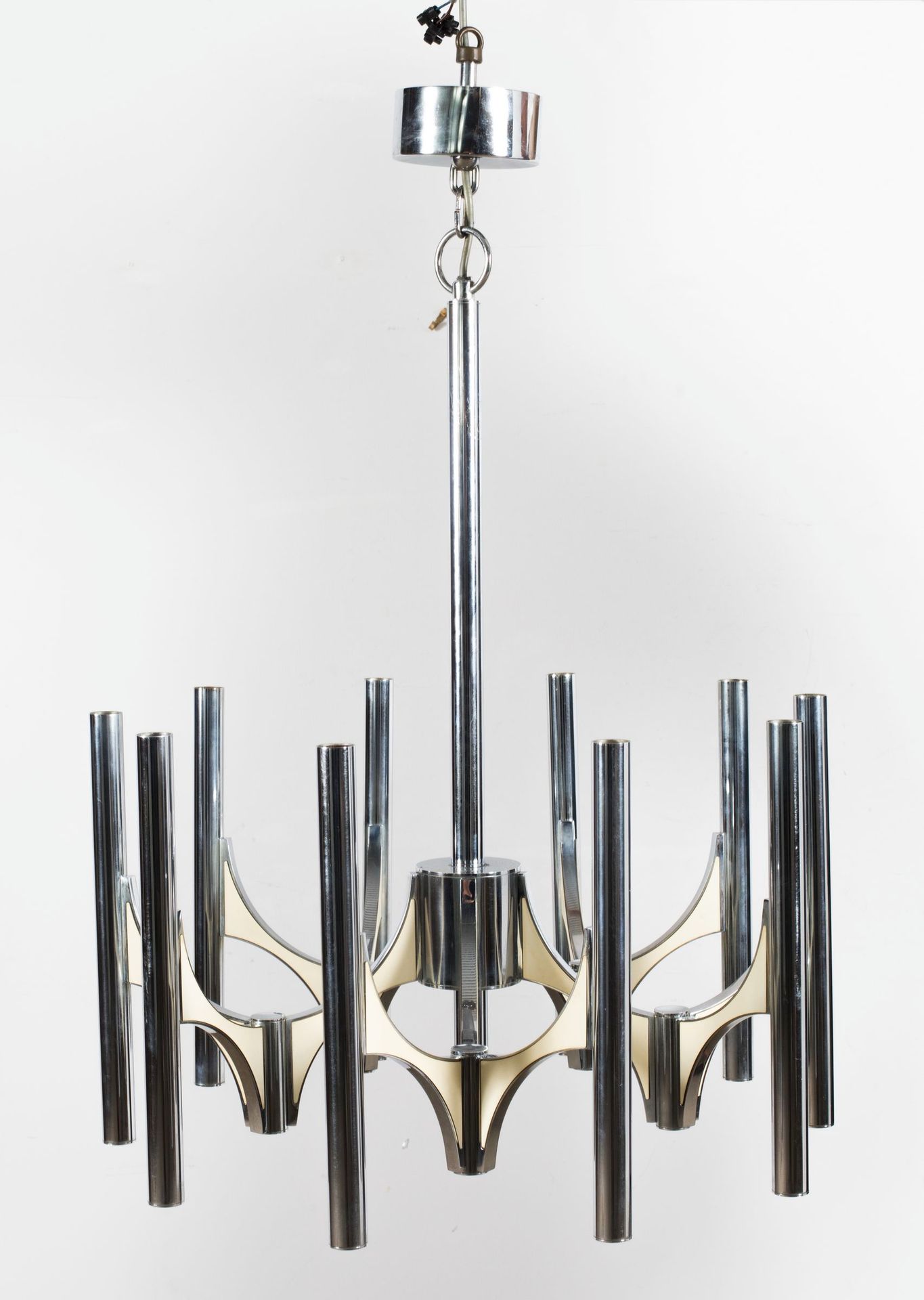 Null 盖塔诺-斯科拉里

镀镍和白漆的金属悬架，有十个灯臂。约1970年。

直径54厘米；高70厘米。