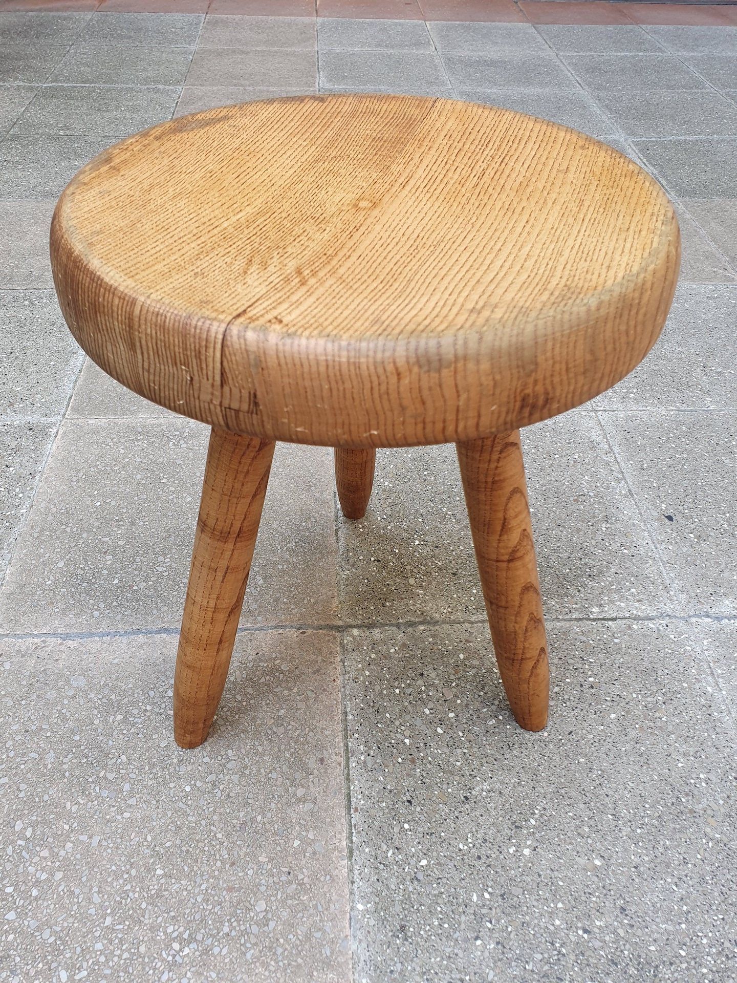 Null 夏洛特-佩里安

白蜡木凳子，配有白蜡木三脚架底座。斯蒂芬-西蒙版，约1960年。脚与座板的固定水平上的修复