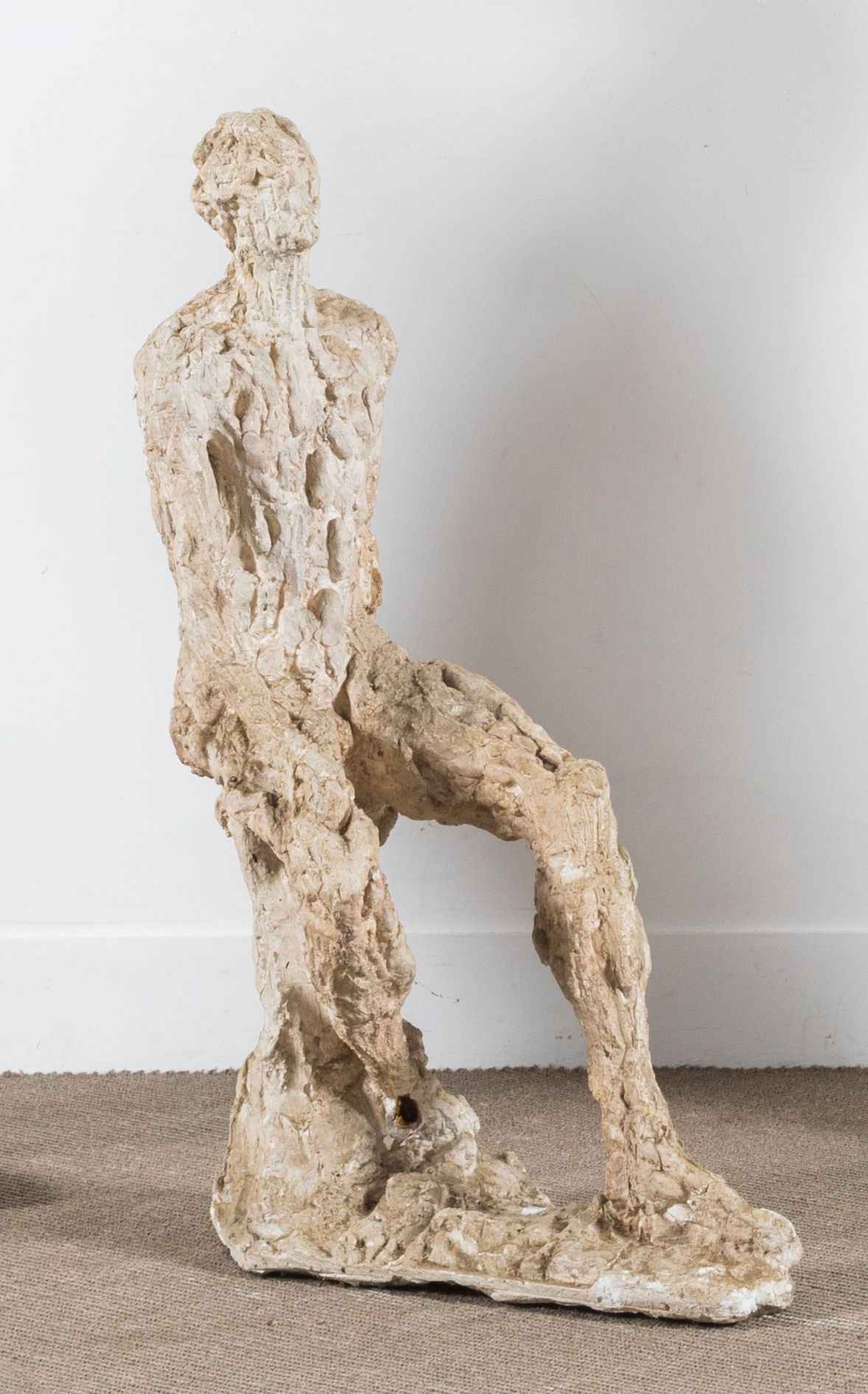 Null Denise JEROME

坐着的人。约1970年。

石膏雕塑，独特的作品。

高度为85厘米。