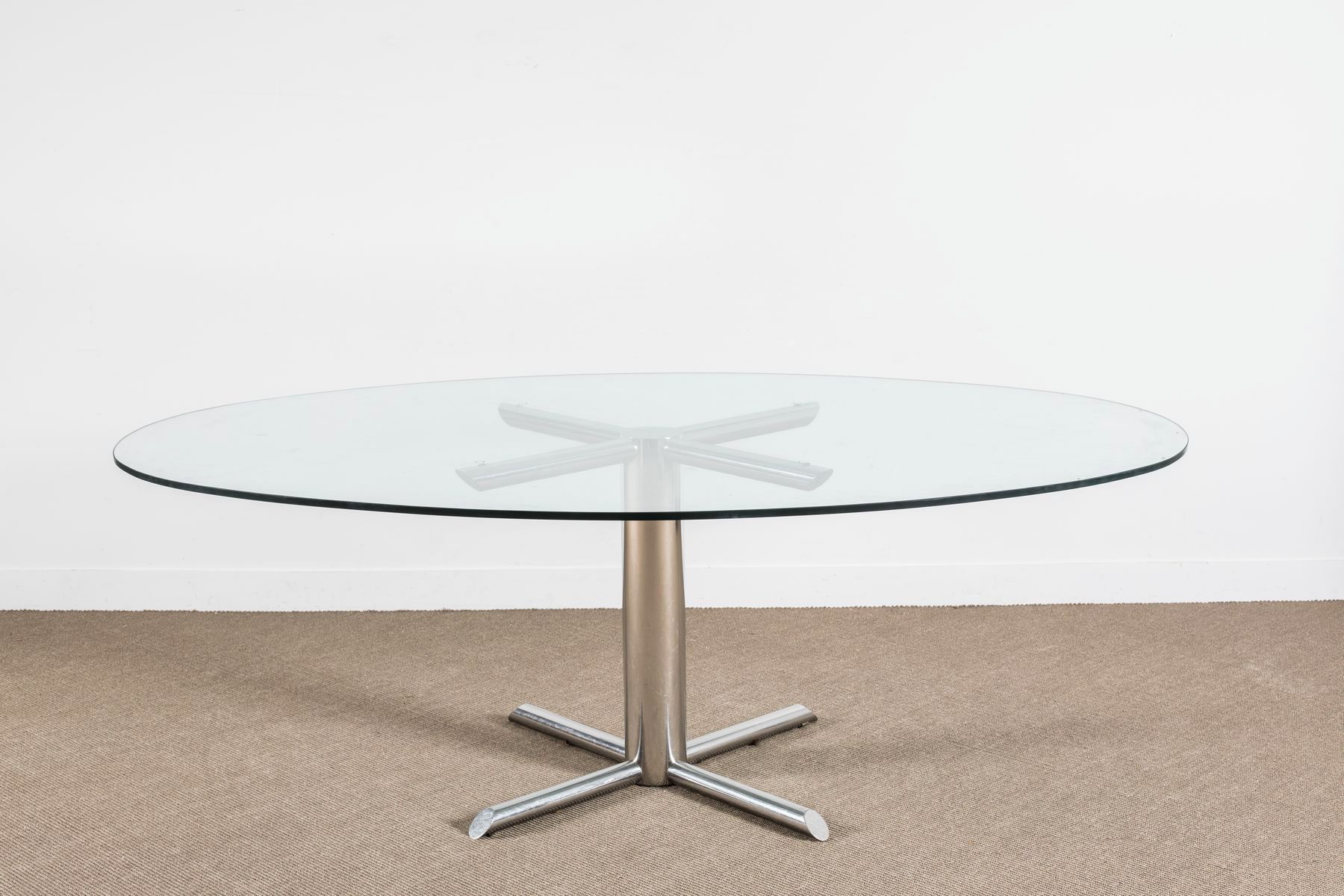 Null Um 1970 

Ovaler Tisch mit Glasplatte und verchromtem Stahlfuß. 

220x145cm&hellip;
