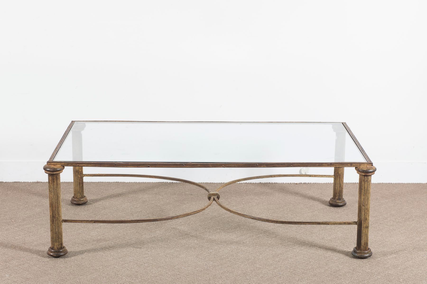 Null 扬森之家（本着

 金属材质的矮桌，带有金色光泽。腿部由4个凹槽脚组成，由一个带有2个半球形的间隔物连接。

135x85x43厘米。