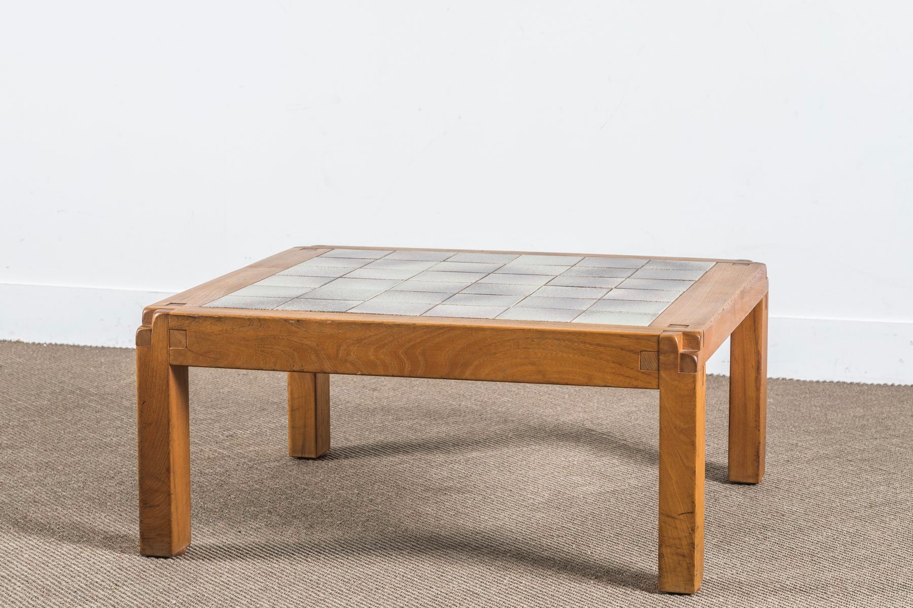 Null Pierre CHAPO Circa 1970.

 Tavolino in legno di olmo con piano in ceramica.&hellip;