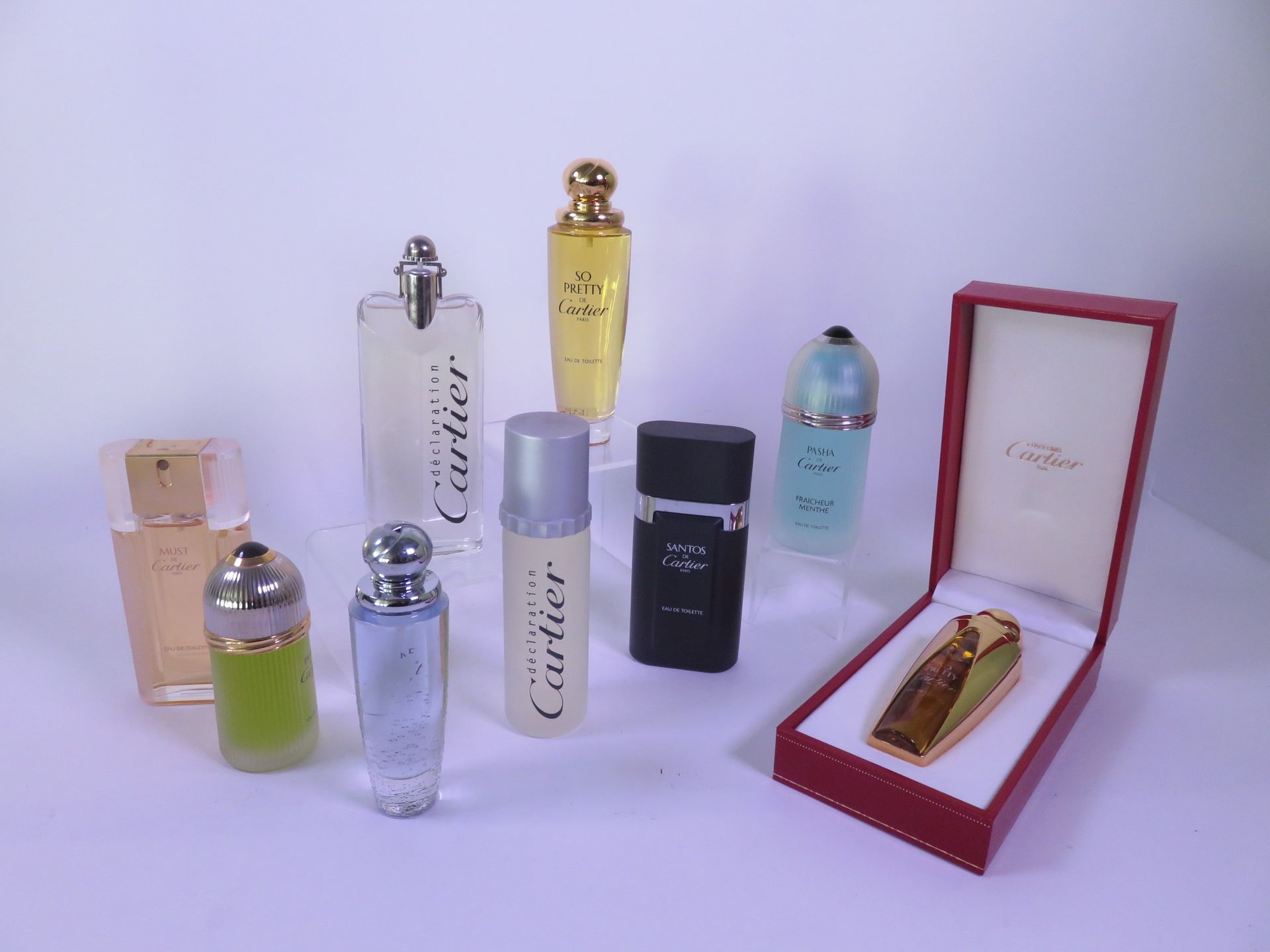 Null 卡地亚 - (1990-2000年) - 31个广告瓶(假液体)的组合，该品牌的标志性香水："Must de Cartier, Santos, Pas&hellip;