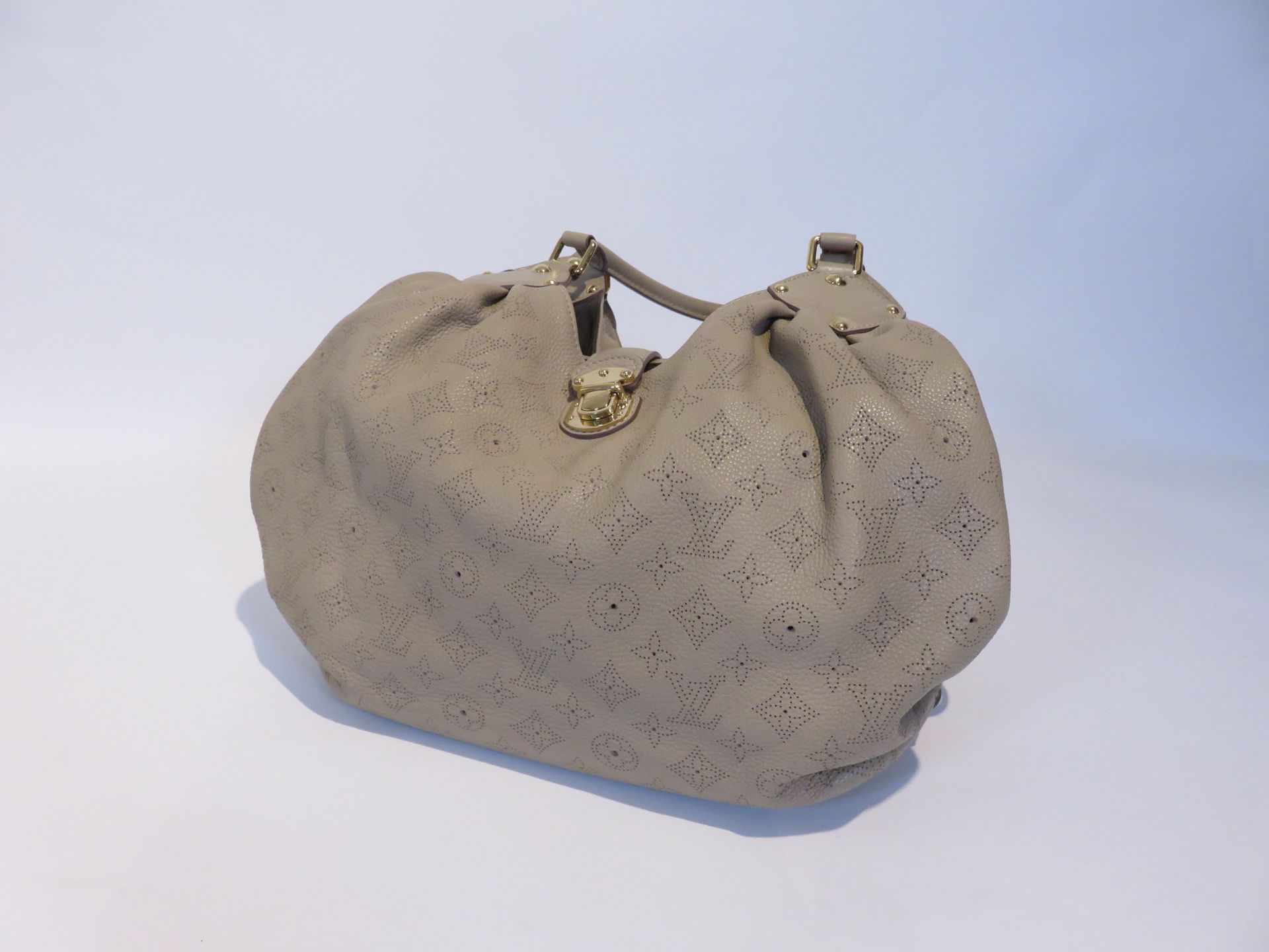 Null 路易-威登（LOUIS VUITTON

米色打孔字母手袋，XL型号 "Mahina"。

状况良好（略有铅笔痕迹）

高30厘米 - 长40厘米 -&hellip;