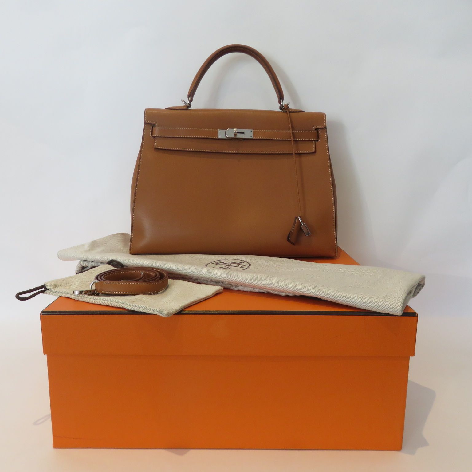 Null HERMES

Handbag "Kelly sellier" 35, calf leather, color togo camel, swift a&hellip;