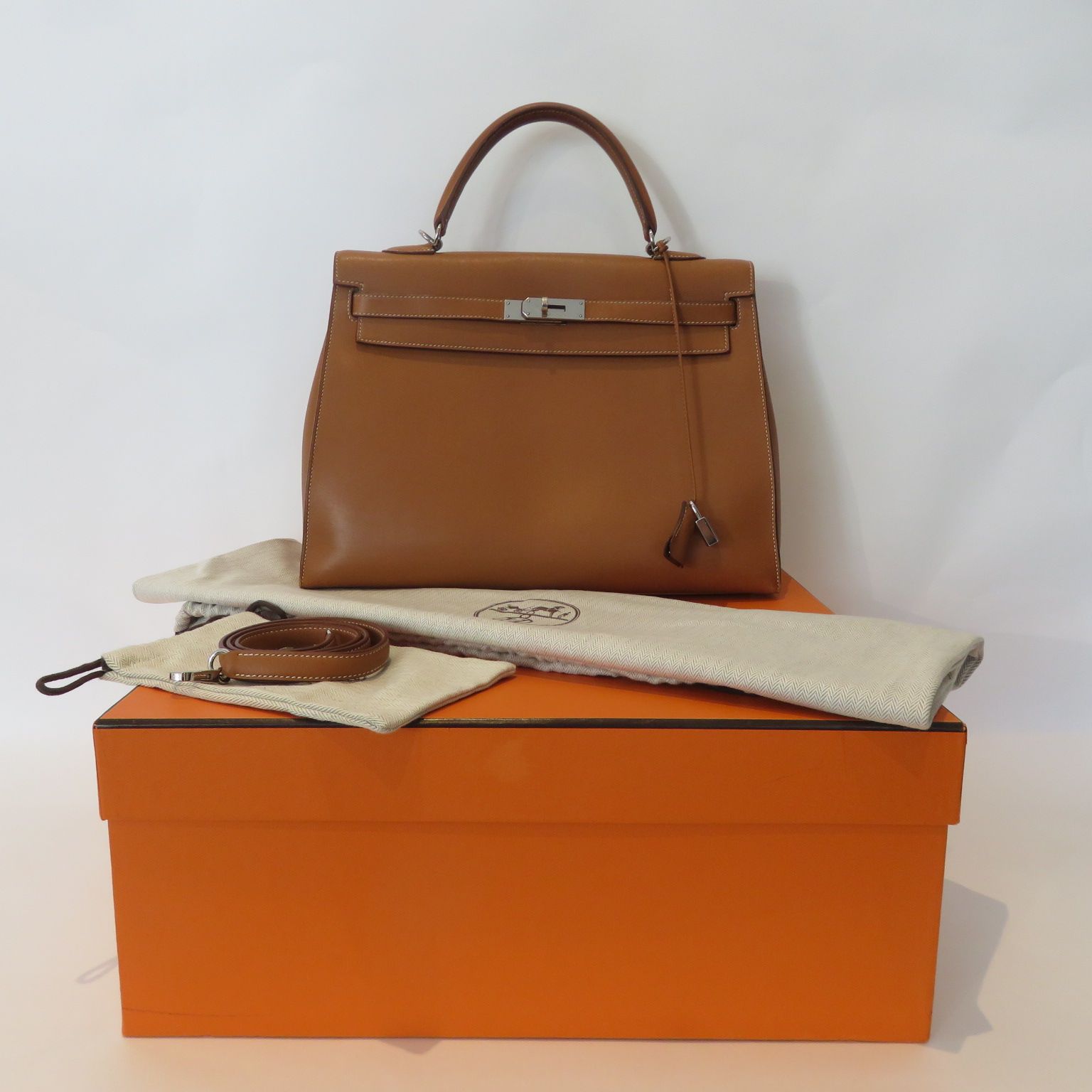 Null HERMES

Handtasche "Kelly sellier" 35, Kalbsleder, Farbe togo camel, swift &hellip;