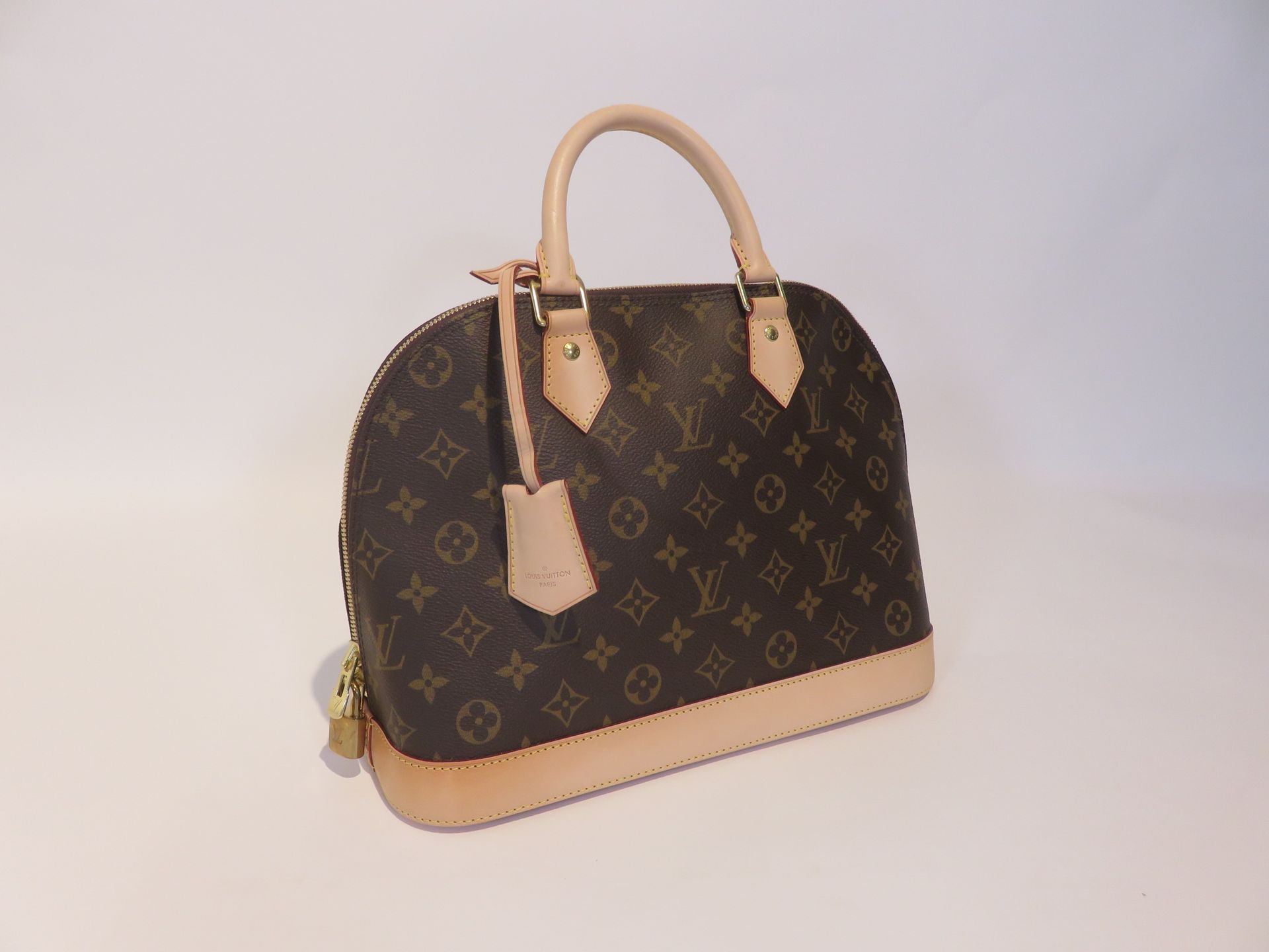 Null LOUIS VUITTON

Monogram "mm" handbag Alma model with pad and keys 

Very go&hellip;