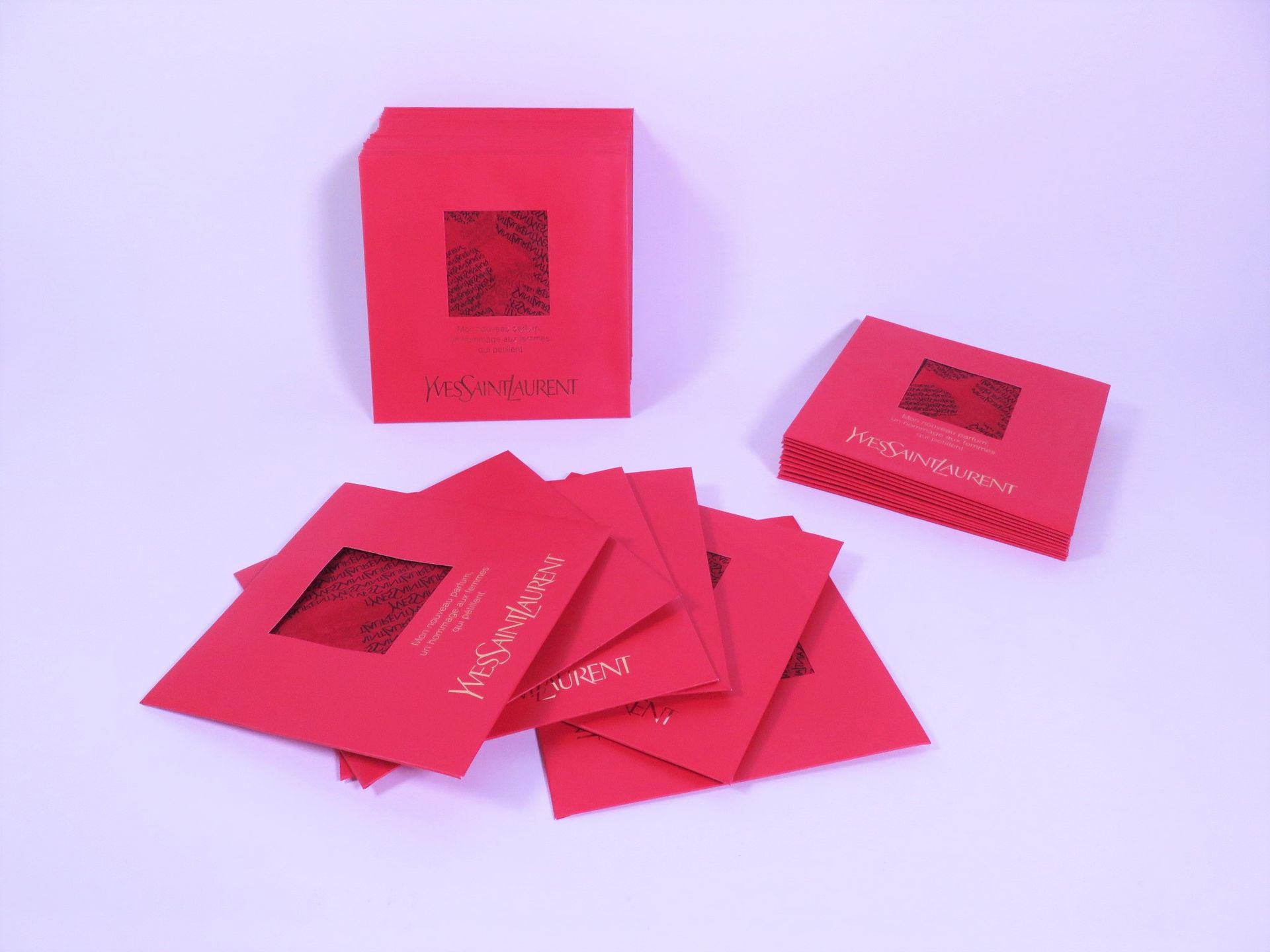 Null Yves Saint Laurent - (années 1980) - Lot de 43 pochettes en soie siglée, ré&hellip;