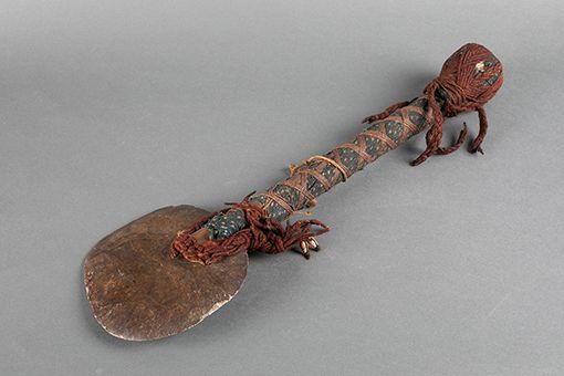 Null Giokono。由一个蛇形圆盘组成的斧子，穿透并捆绑在一个用布覆盖的木柄上。石头被编织的纤维绳索固定在手柄的叉子上，其中包括狗鱼毛和贝壳。底座与手柄是&hellip;