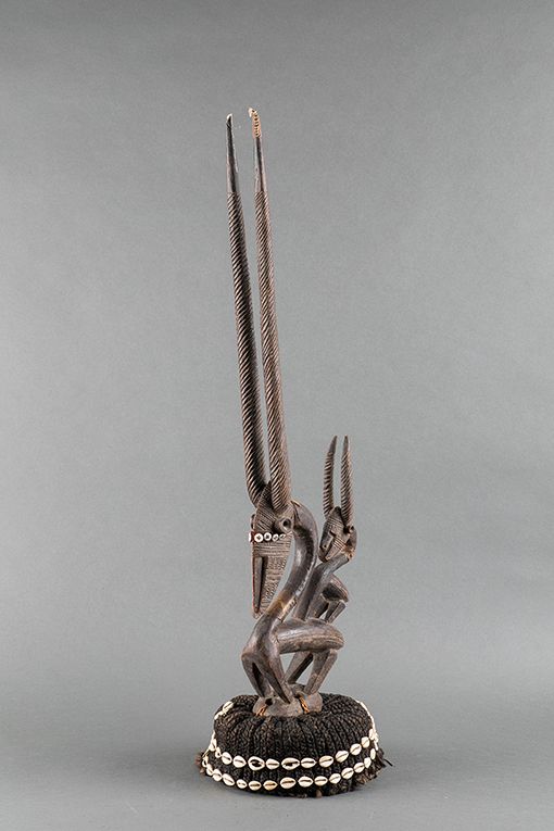 Null Tyi Wara. Représentation stylisée d’ ne antilope femelle portant son petit &hellip;