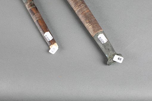 Null 两把刀在刀鞘里，刀柄是用牛角做成的，刀鞘是用木头做成的，部分用金属覆盖。按原样。长度：26和47厘米。印度尼西亚, 苏门答腊岛, 巴塔克.