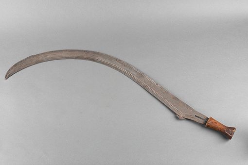 Null 卓越的、非常长的投掷刀。铁制的刀刃上刻有几何图案，刀柄是木制的。长度：106厘米。刚果共和国。恩贡贝-阿赞德