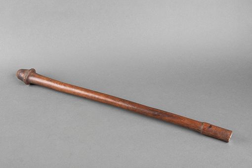 Null 梅斯。长圆柱形的手柄是直的，顶部的形状像一个阳具。手柄是卡纳克俱乐部的特点。带着睿智光泽的木材。长度：87厘米。美拉尼西亚。新喀里多尼亚。卡纳克人。