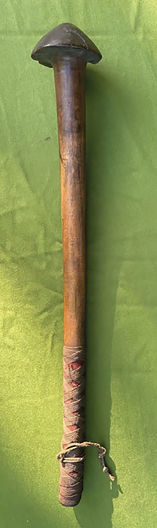 Null 梅斯。长圆柱形的手柄是直的，顶部是蘑菇形。手柄上覆盖着红布和编织的椰子纤维，是卡纳克俱乐部的特点。木头上有明智的铜锈（碎片） 长度：76.5厘米。美拉&hellip;