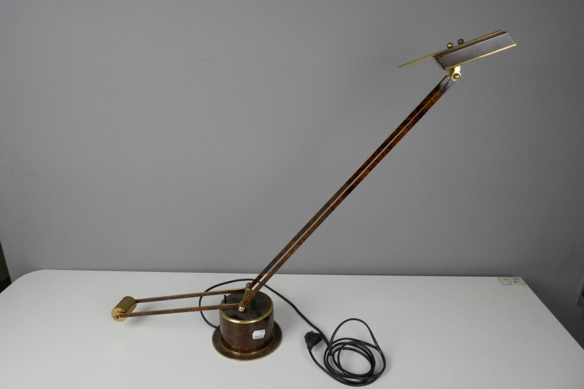 Null Schreibtischlampe mit Pendel aus patiniertem Metall.
Länge 82 cm