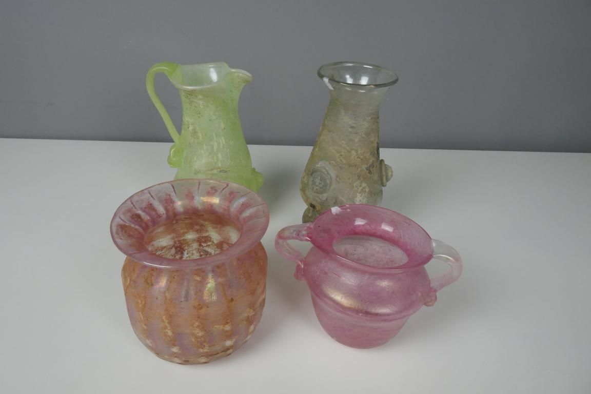 Null 琥珀色、粉红色和淡绿色的彩虹色玻璃花瓶或水壶一套四件 
高度为16厘米（最高）。