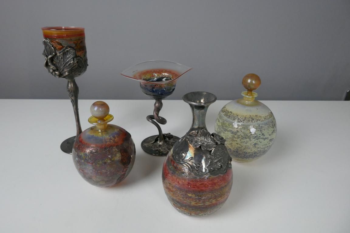 Null 一套艺术家的渐变色玻璃作品，包括两个在底座下签名的有盖烧瓶和三个银色的铜制直立花瓶。
高度为20厘米（最大）。