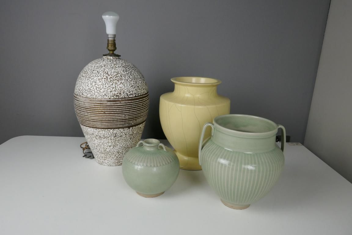 Null Drei Vasen und ein Lampenfuß aus Steingut, davon Seladon.
H. 48 cm (Lampe)