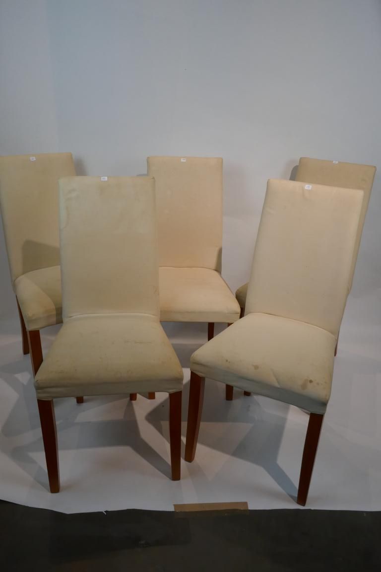 Null 五把高背木椅，座椅和椅背上覆盖着白色织物
高度97厘米（按原样，有污渍）。