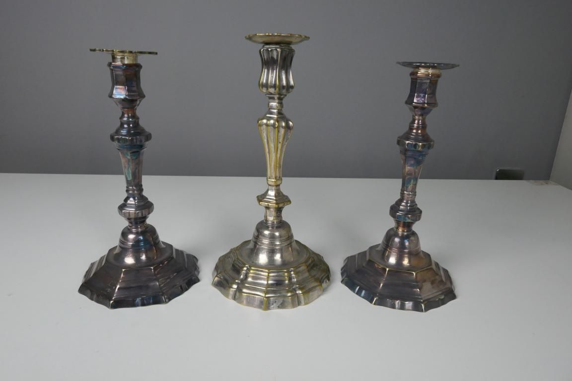 Null Drei Kerzenhalter aus versilbertem Metall, davon ein Paar, zentraler Schaft&hellip;