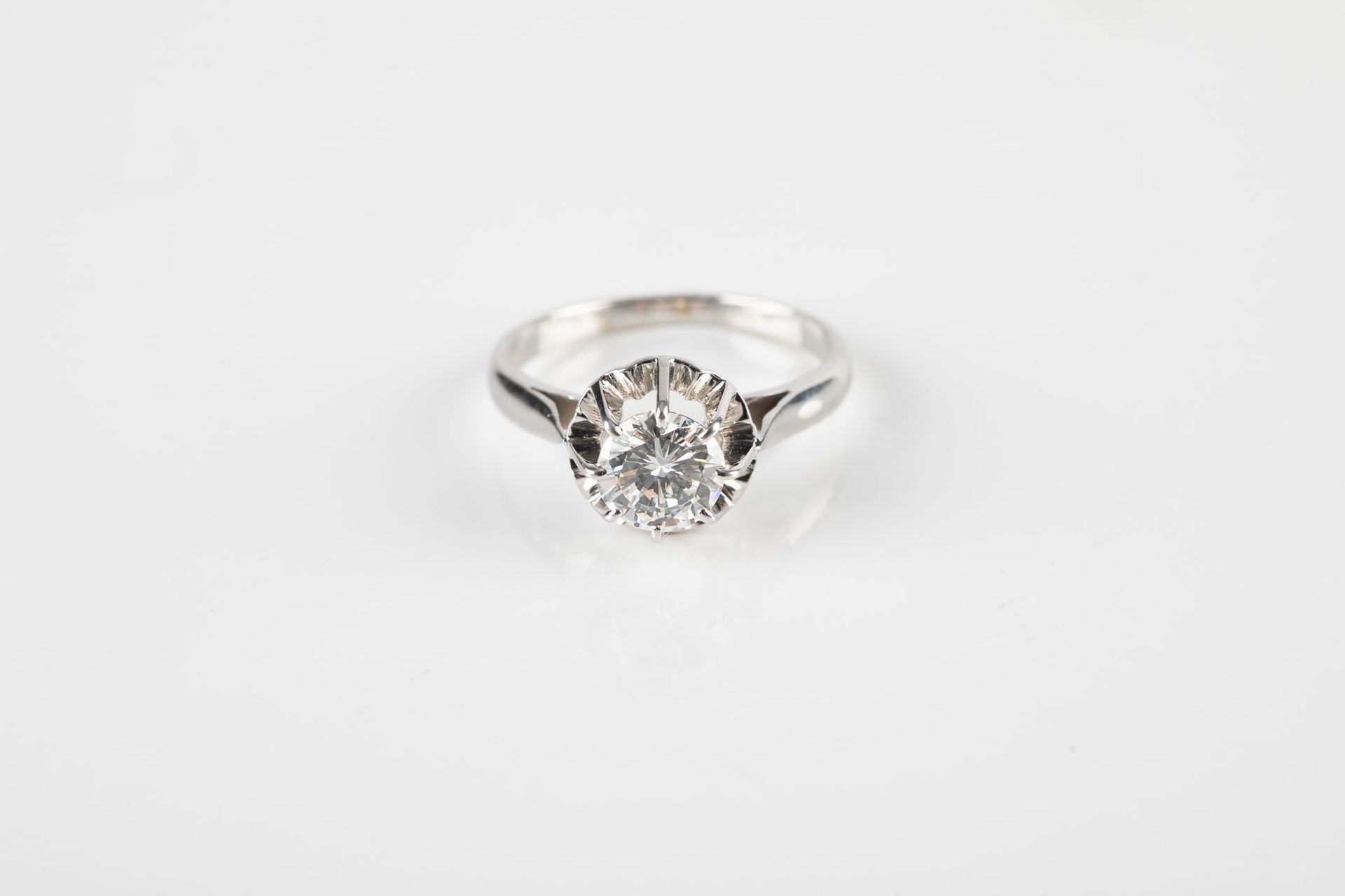 Null 白金单颗钻石戒指，持有一颗约0.80克拉的明亮型切割钻石，质量可能为H/SI。TD 50.5。毛重：3.05克（千分之七十五）。