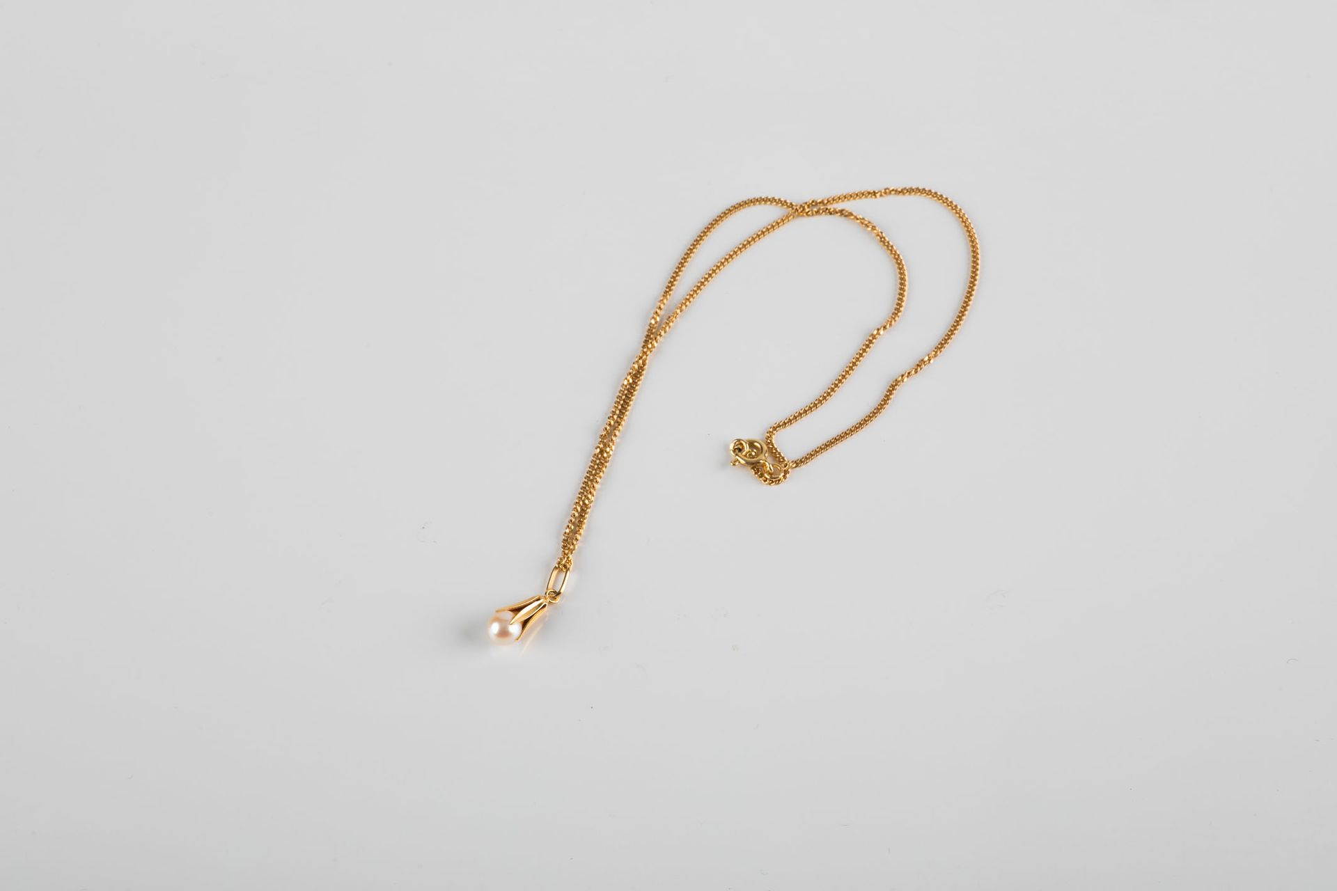 Null 黄金链，吊坠上有一颗养殖珍珠（6.15毫米） - 长度：40厘米。毛重：5克（千分之七十五）
