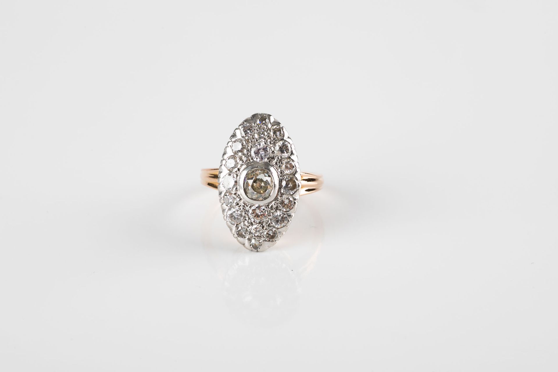 Null Marquise-Ring aus Gelbgold und Platin mit einem zentralen Diamanten im Alts&hellip;
