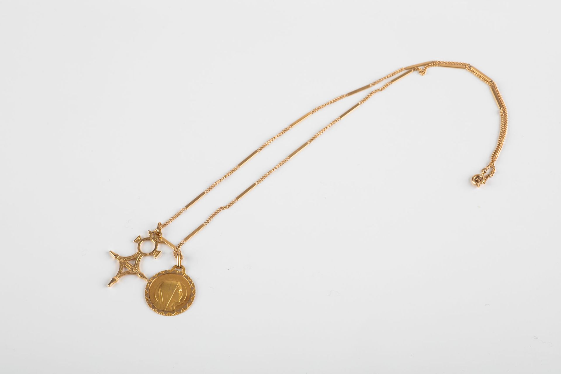 Null 黄金链子上有长方形的图案，伴有代表圣母侧面的宗教勋章（直径：2.2厘米）和南十字星（直径：3.7x2.1厘米）。长度：50厘米。重量：8.6克（千分之&hellip;