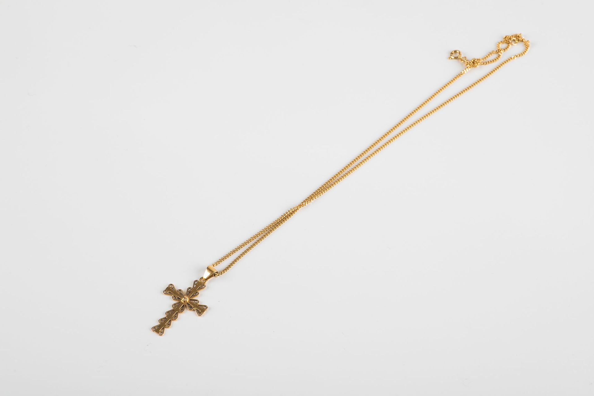 Null Chaine en or maille gourmette retenant une croix. Long. Chaine : 50cm. Poid&hellip;