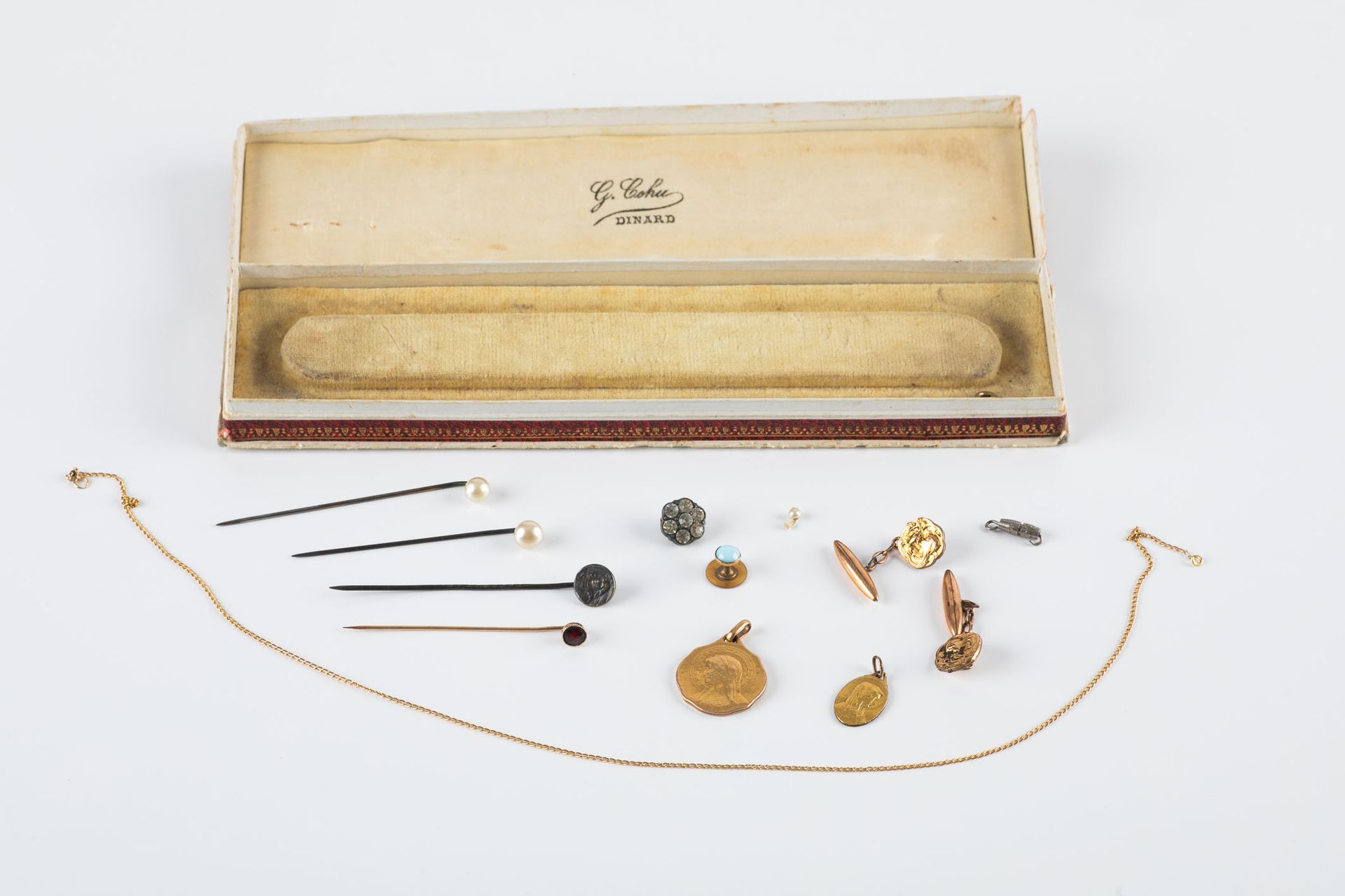 Null 一批镀金首饰，包括一条链子，两枚勋章，袖扣，水钻纽扣，两枚仿珍珠的别针。