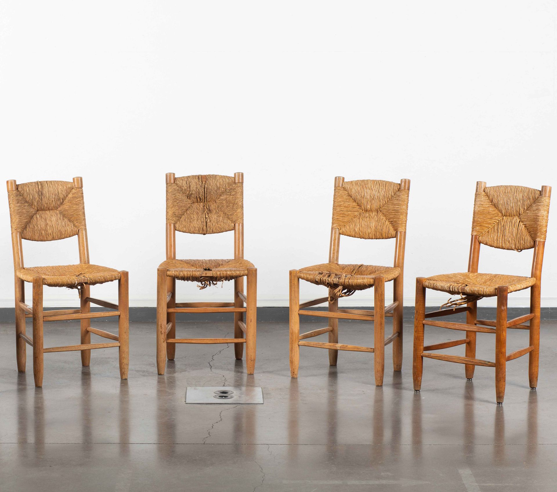 Null 夏洛特-佩里安
4把 "Bauche "椅子，模型创建于1939年。 
实木结构，座椅和椅背为稻草编织。稻草的事故。斯蒂芬-西蒙版。