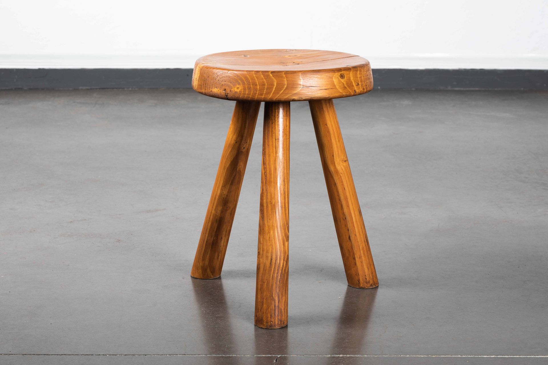 Null 夏洛特-佩里安
被称为 "Massue "的松木凳子，涂有清漆。
模型创作于1966年左右。
高45厘米；直径31厘米。
出处：为开发法国Arc 16&hellip;