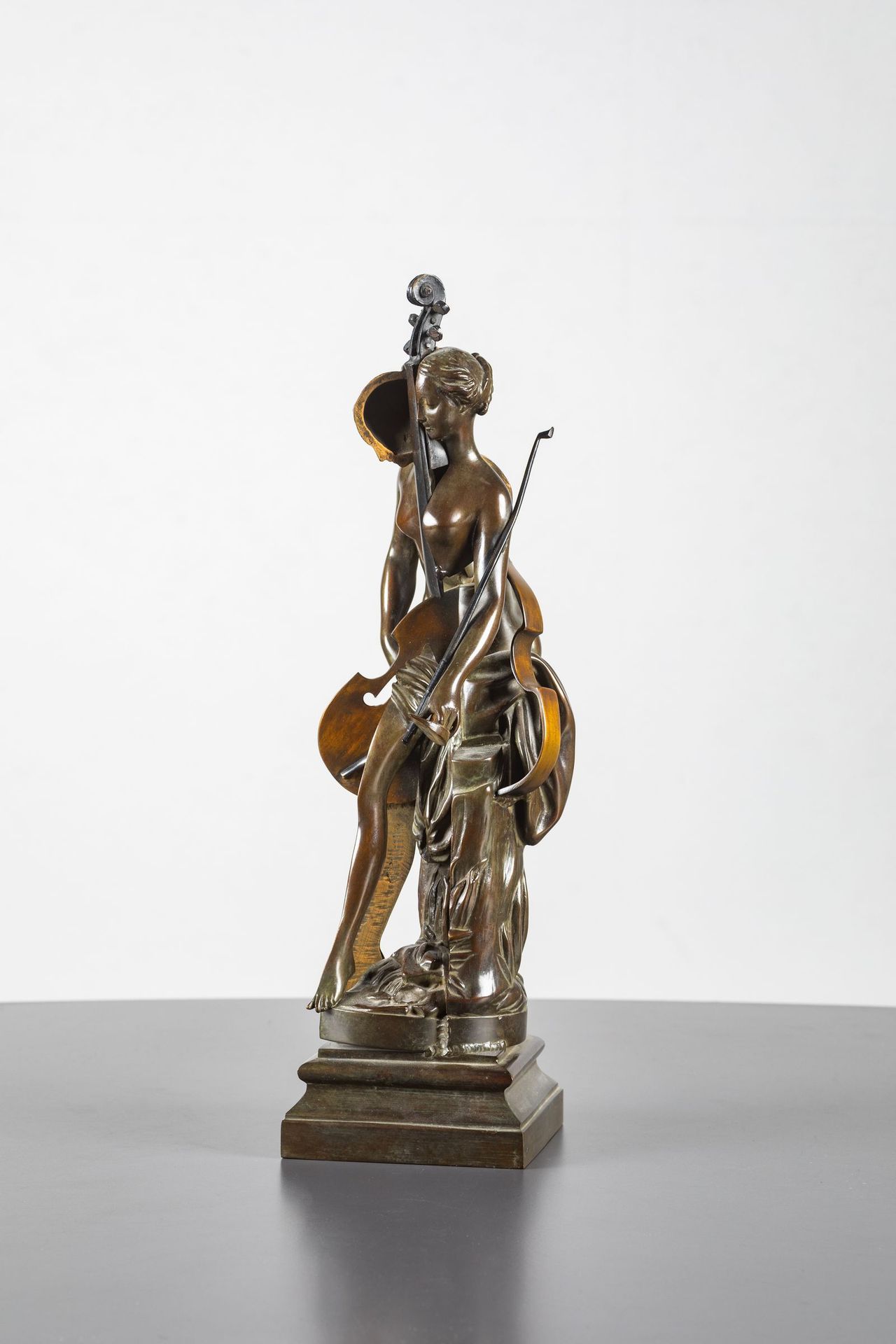 Null 阿尔曼, 1928-2005
带大提琴的维纳斯。棕色铜锈的青铜，签名和编号15/100。博克尔铸造厂。
 高度：44.5厘米
