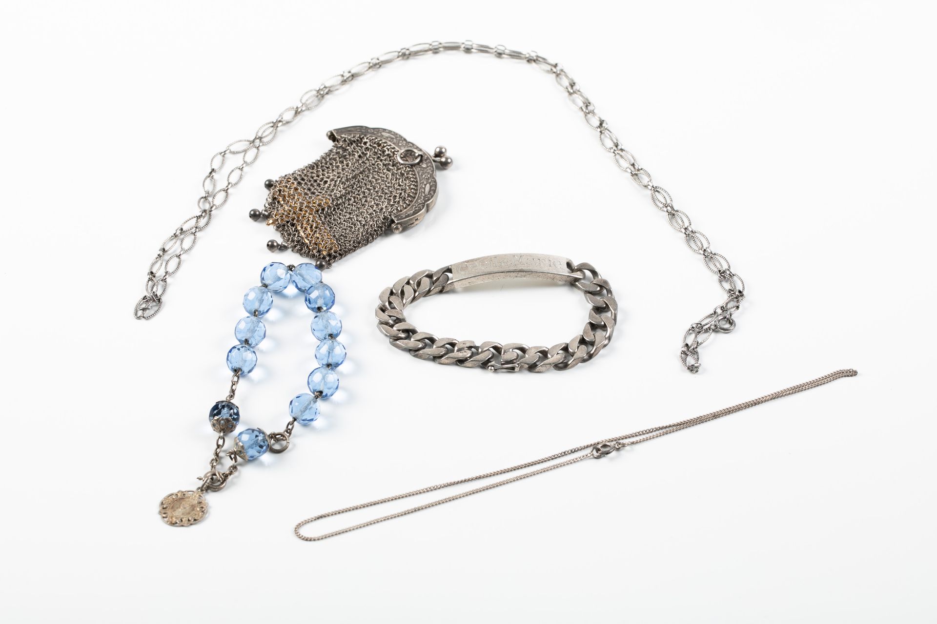 Null 银制品包括一个钱包，一个身份证，一条长项链，一条链子和一个蓝珍珠手镯。重量：95.95克