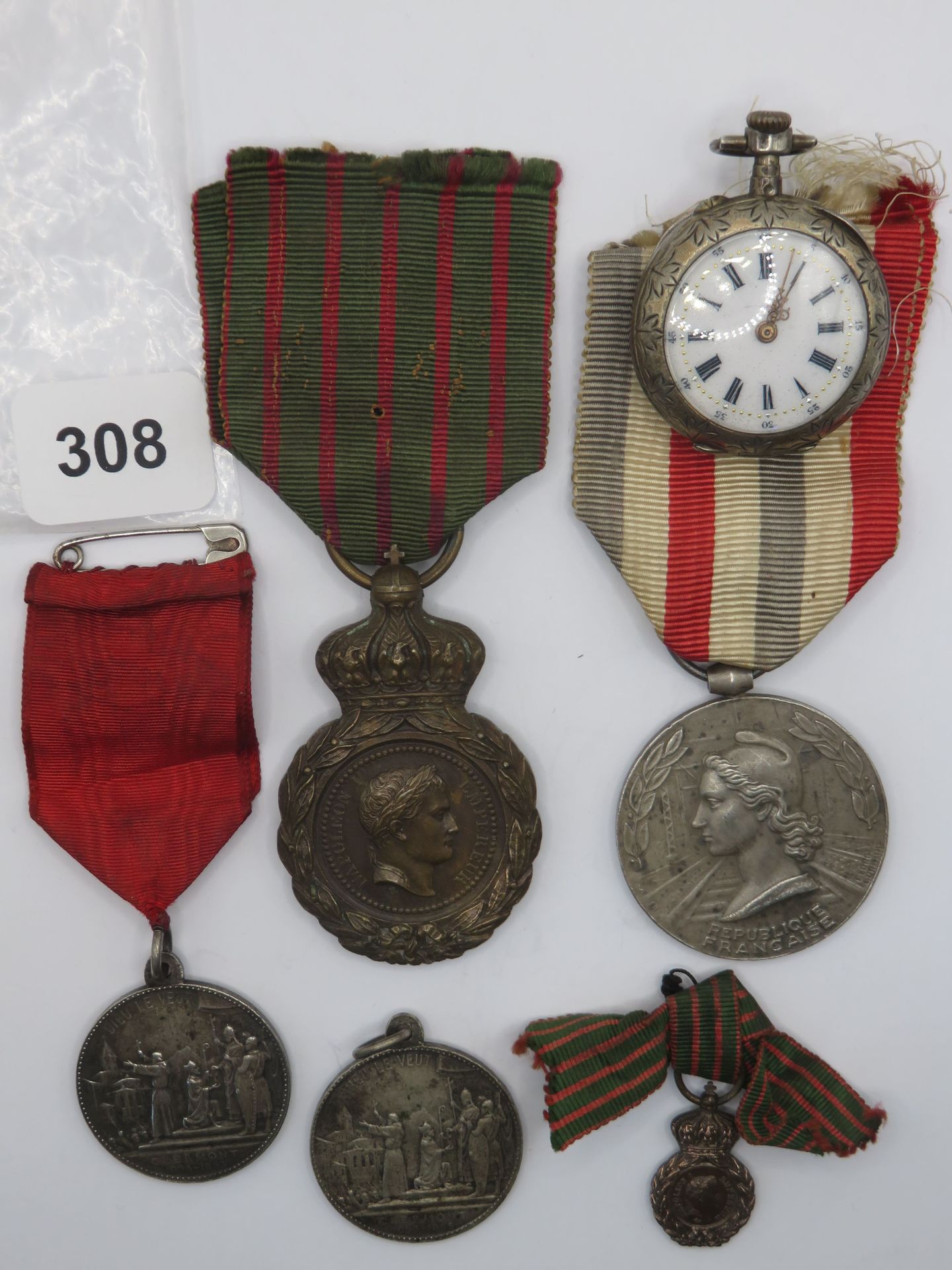 Null Médailles, décorations et montre - Lot de 6 dont 2 médailles de Sainte Hélè&hellip;