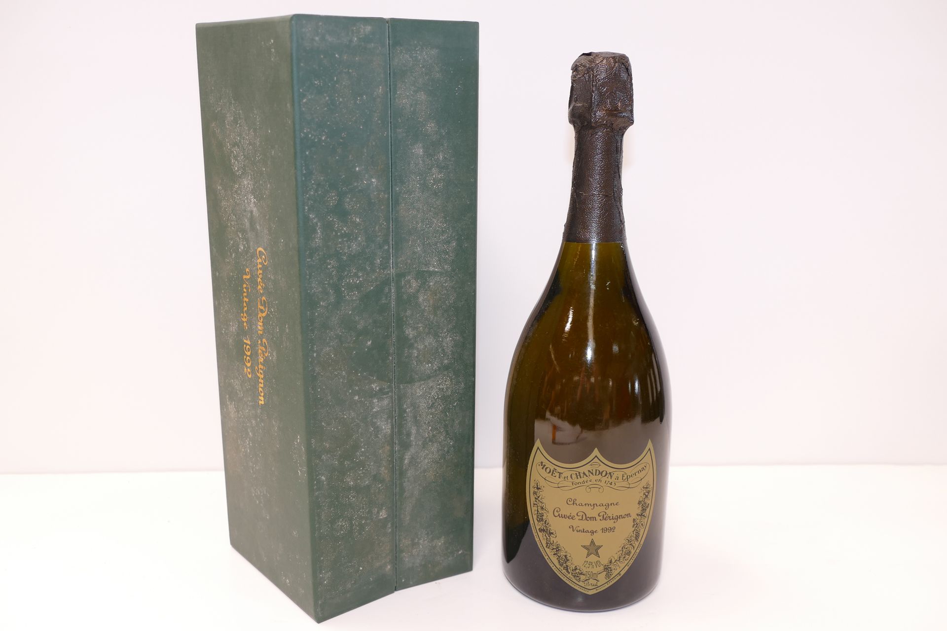Null 1 Btle Champagner Dom Pérignon 1992 in einer gesteppten Schachtel Experten:&hellip;